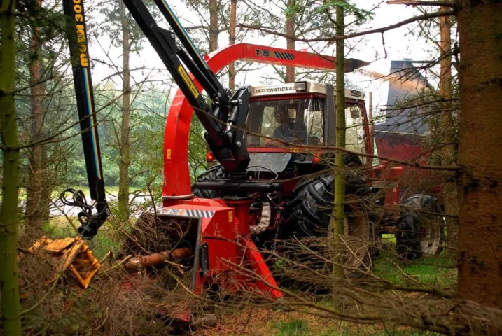 Broyeur-de-branches-dechiqueteuse-de-branches-derriere-tracteur-grue-diametre-250-mm-avec-grue-large-out02