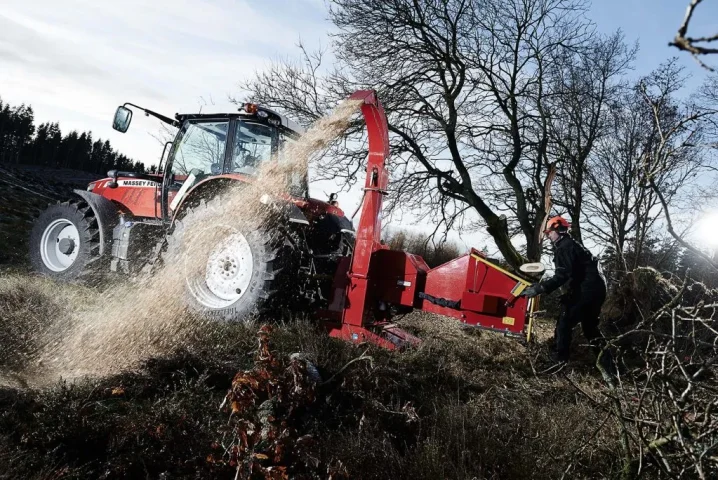 Broyeur-de-branches-dechiqueteuse-de-branches-derriere-tracteur-sur-prise-de-force-diametre-250-m-large-out03