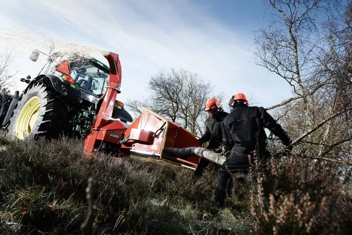 Broyeur-de-branches-derriere-tracteur-dechiqueteuse-de-branches-derriere-tracteur-sur-prise-de-for-large-out02