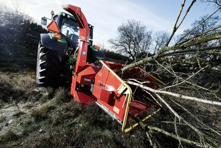 Broyeur-de-branches-derriere-tracteur-dechiqueteuse-de-branches-derriere-tracteur-sur-prise-de-for-large-out03