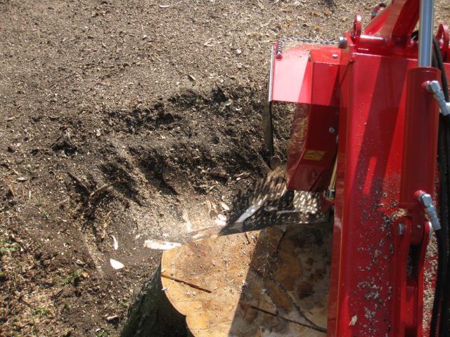 rogneuse-de-souches-dessoucheuse-derriere-tracteur-t65-large-in02