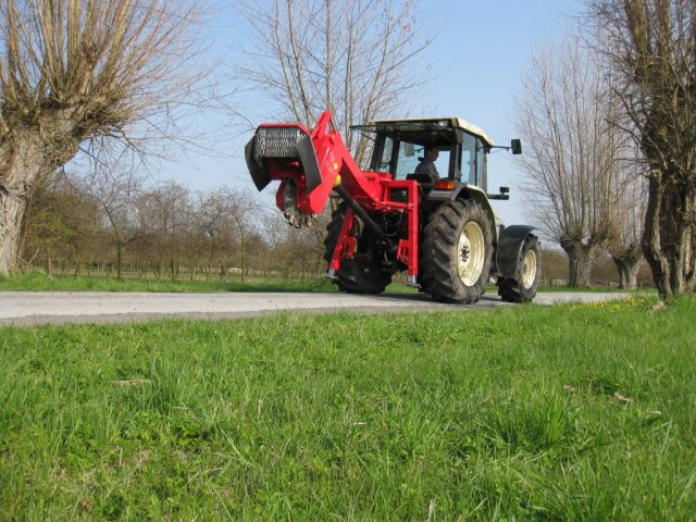 rogneuse-de-souches-dessoucheuse-derriere-tracteur-t65-large-plan01